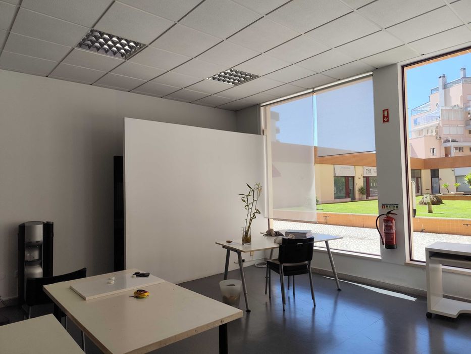 Loja para Arrendamento – Espaço Versátil com Excelente Luz Natural
