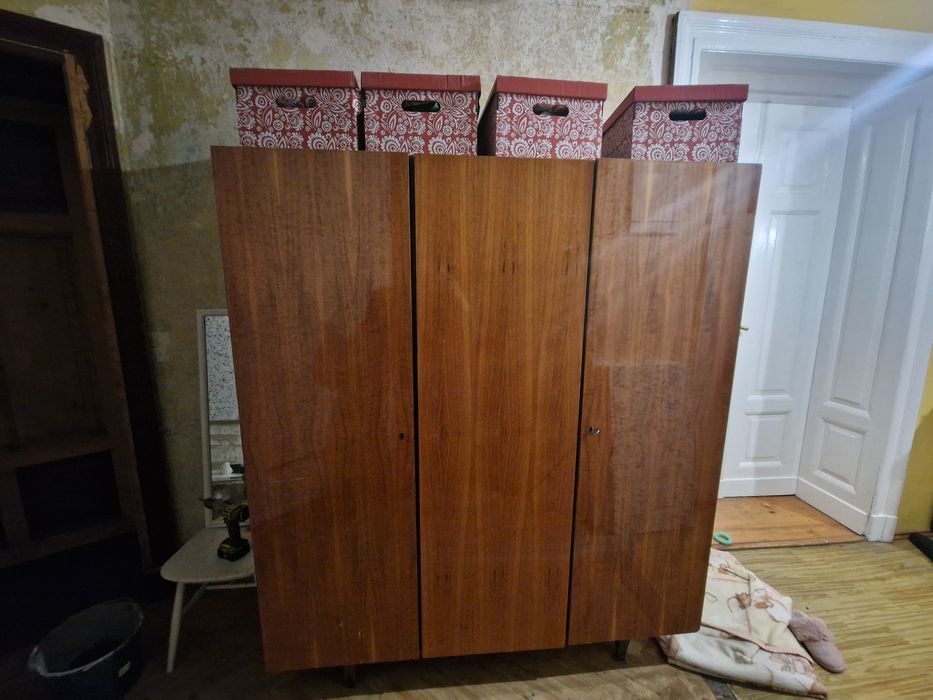 Sprzedam starą szafę