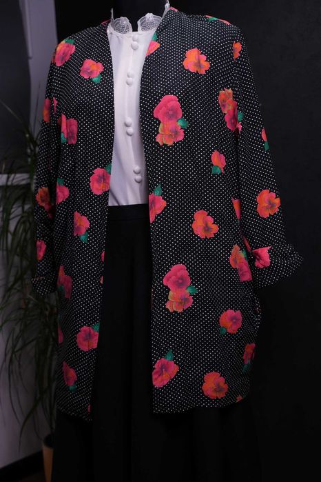 Czarno-kropkowana narzutka, kimonowa marynarka w neonowe bratki