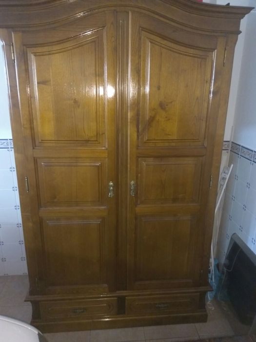 Cama, mesa de cabeceira e roupeiro