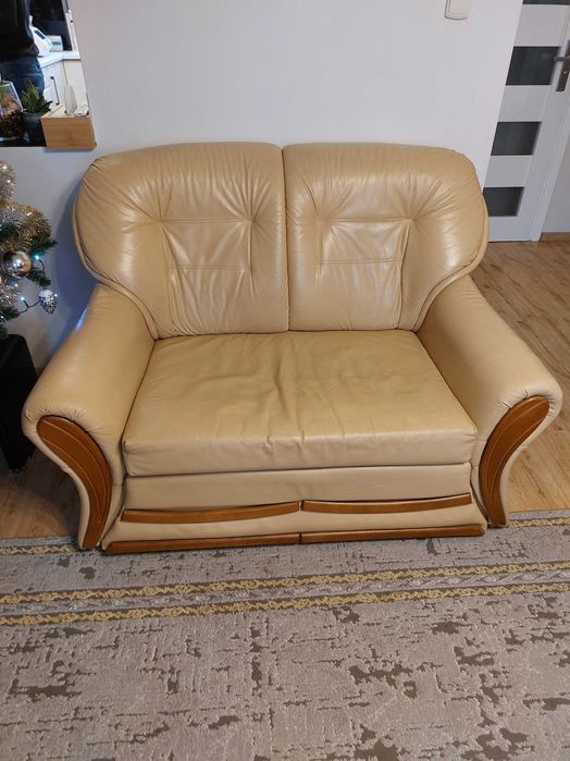 Kremowa rozkładana sofa