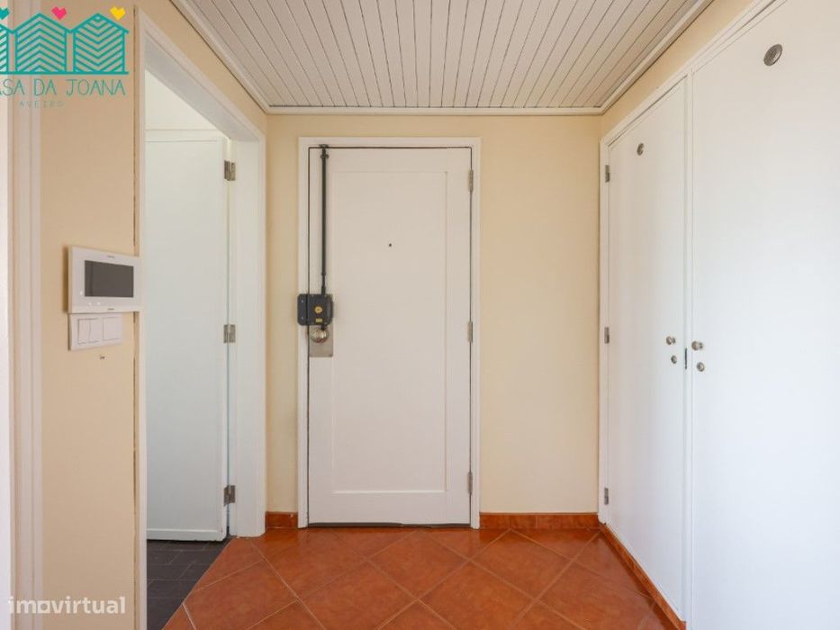Apartamento T3 com Garagem Fechada em Esgueira