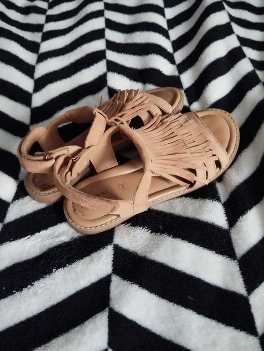skórzane sandałki dziewczęce lasocki