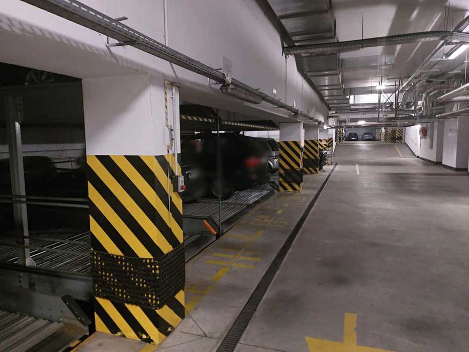 Miejsce garażowe na platformie, Ursynów, metro Stokłosy