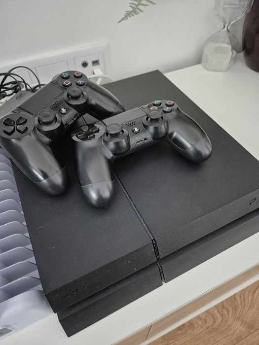 PlayStation 4 com 2 comandos