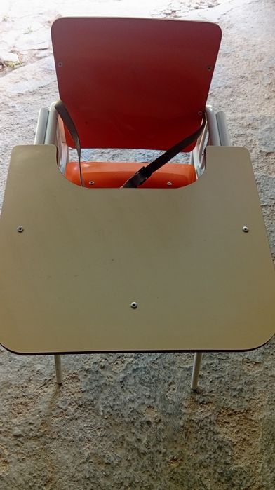 Cadeira de bebé toda em madeira e ferro