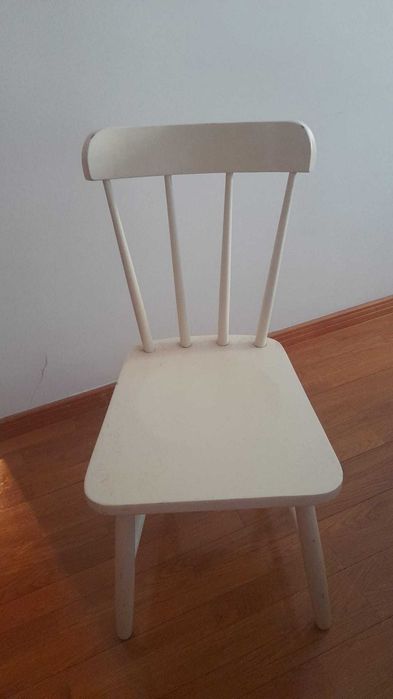 cadeira branca de madeira