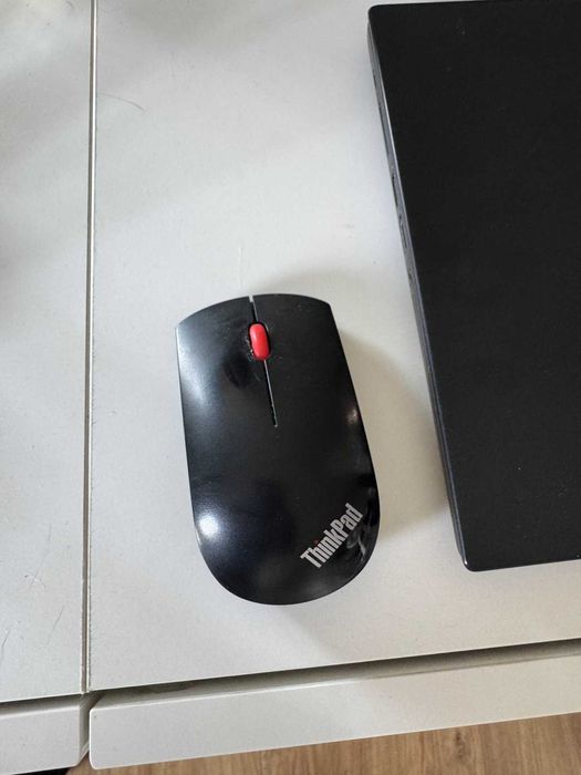 Lenovo ThinkPad T14s Gen 1, portátil empresarial leve e resistente, a funcionar perfeitamente.