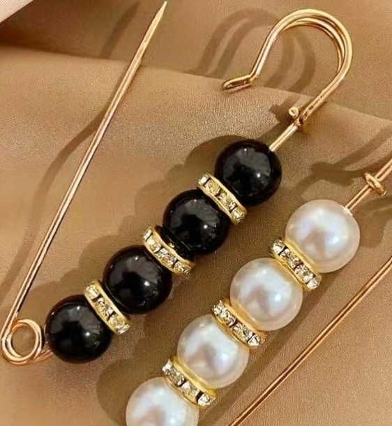 Broszka Agrafka Czarna z imitacją perły kod A14