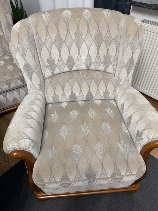 Zestaw kanapa, stół i dwa fotele