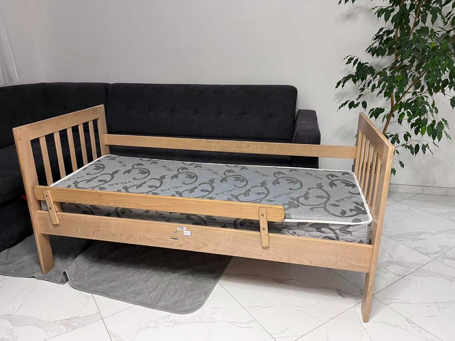 Продається двоярусне ліжко з матрацами .