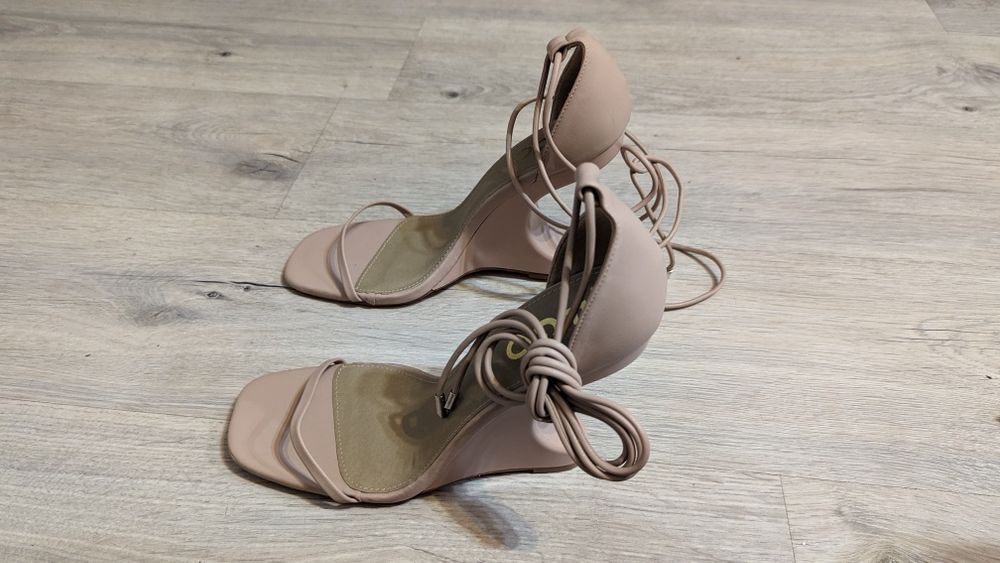 Бежеві босоніжки 42