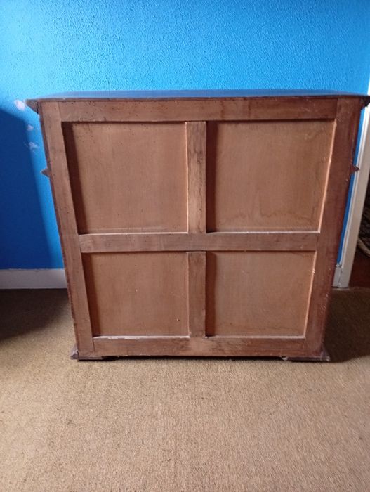 Armário em madeira com duas gavetas e duas prateleiras