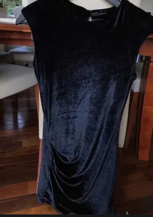 Welurowa sukienka Stradivarius