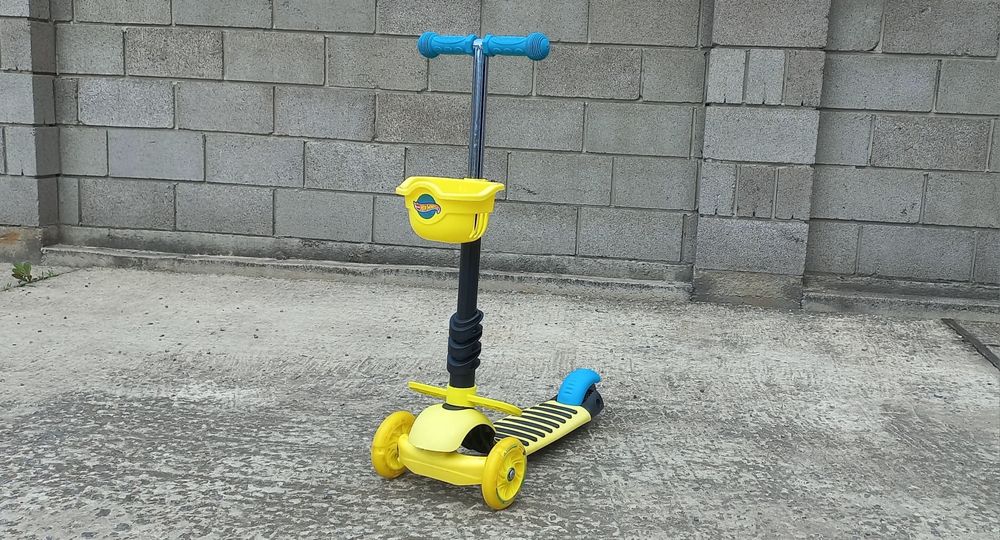 Дитячий самокат з корзиною