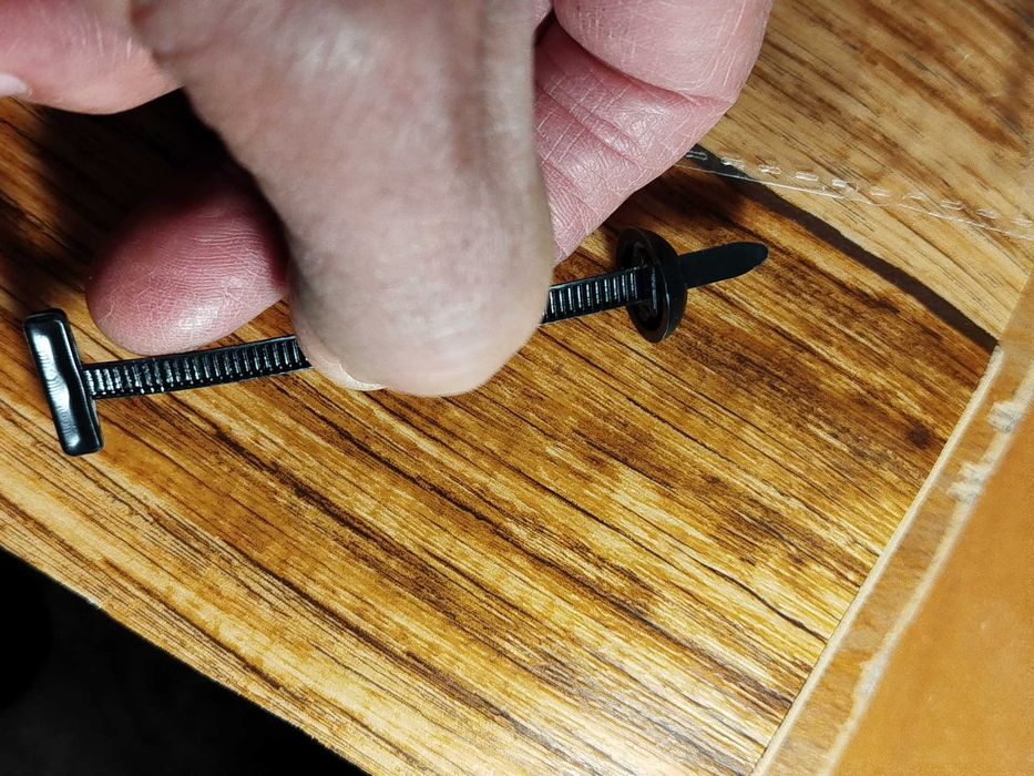 Пластикова стяжка для кріплення підкрилків, пластикових елементів