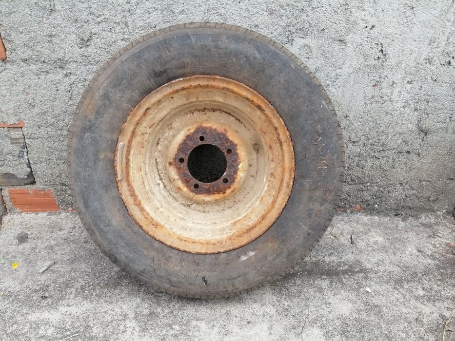 Pneu  com  jante