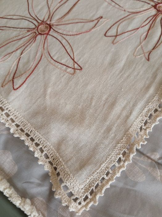 Caminho de mesa bordado com picô em renda