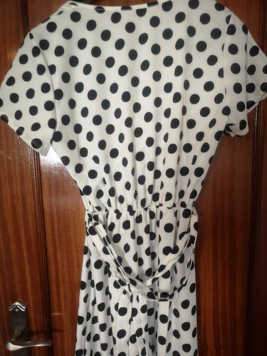 vestido comprido às bolinhas