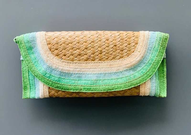Carteira/Clutch de Ráfia em tons de Bege e Verde