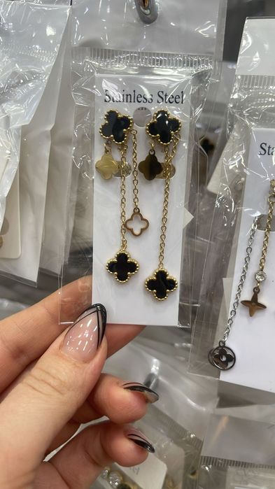 Kolczyki z wiszącymi łańcuszkami z koniczynką czarną