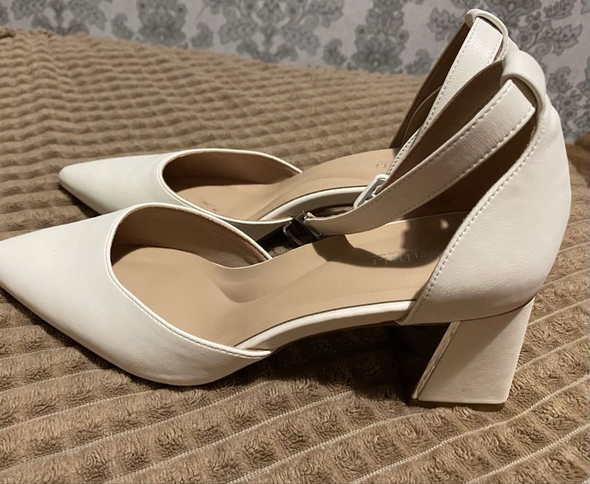 Туфлі на стійкому каблуці