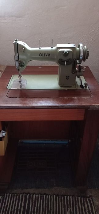 Máquina de Costura com Móvel