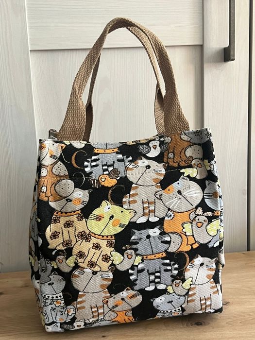 Torba termiczna z motywem kotów – stylowa i praktyczna na co dzień!