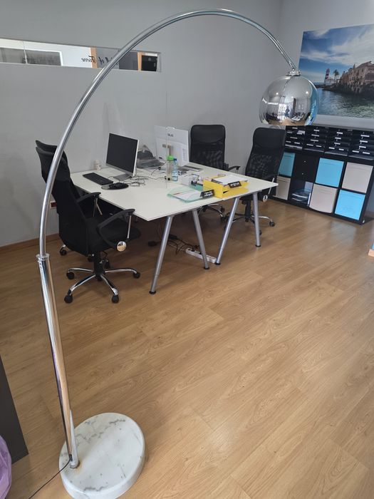 Candeeiro em metal com base em pedra