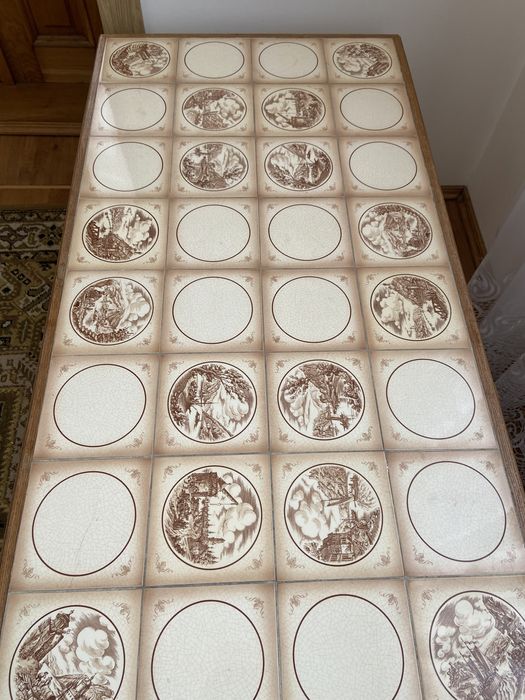 Столик дубовий з керамічною плиткою з малюнком.