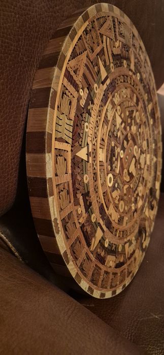 Calendário Azteca em madeira