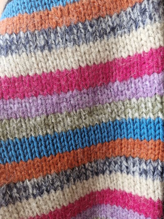 Sweter z wełny z kolorowymi rękawami