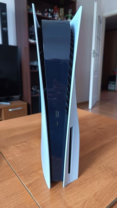 Konsola PlayStation 5 z napędem + dwa pady i gra