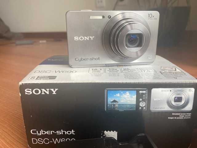 Câmara Digital Sony Cyber-shot DSC-W690 Prata com acessórios