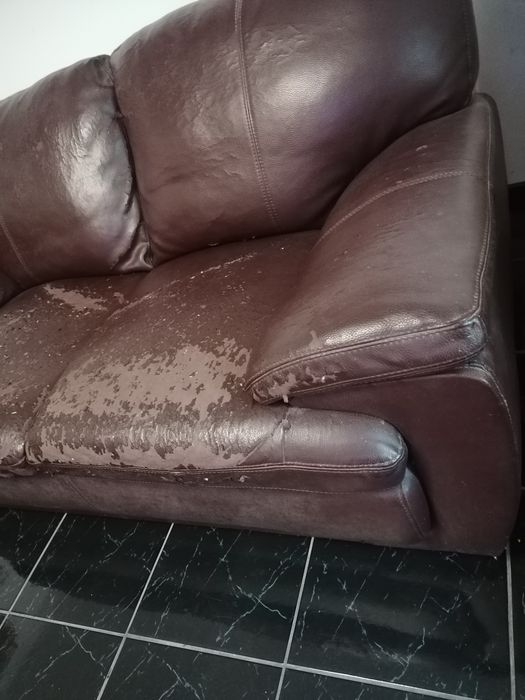 Vendo sofá de 2 lugares em pele de boa qualidade , precisa ser forrado ou utilizar uma coberta