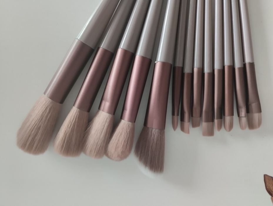 Nowy zestaw 13 pędzli do makijażu plus futerał