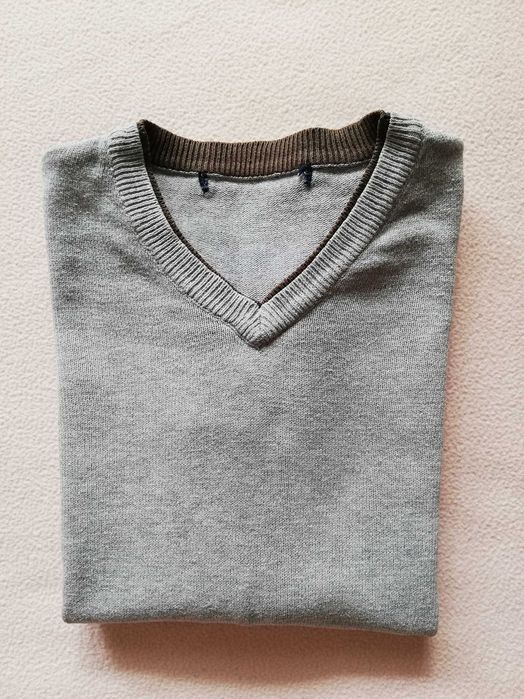 Swterek z dekoltem V firmy Reserved, rozmiar 134cm