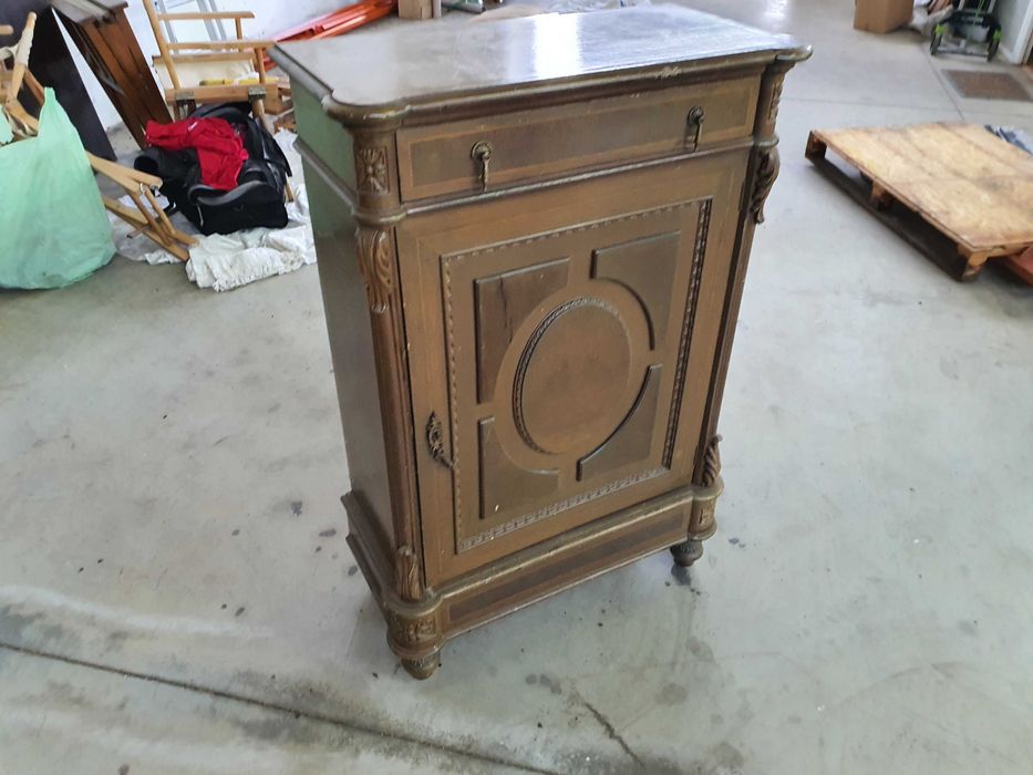 Móvel antigo em madeira