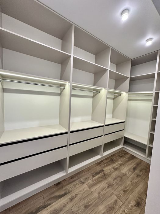 НОВИЙ одноповерховий будинок з дизайнерським ремонтом у закритому КМ !