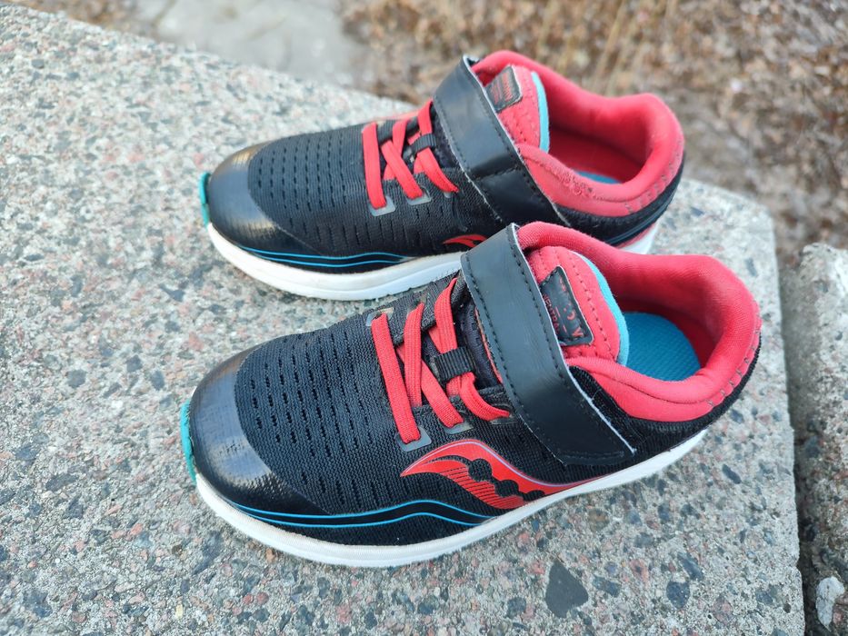 Детские кроссовки размер 28