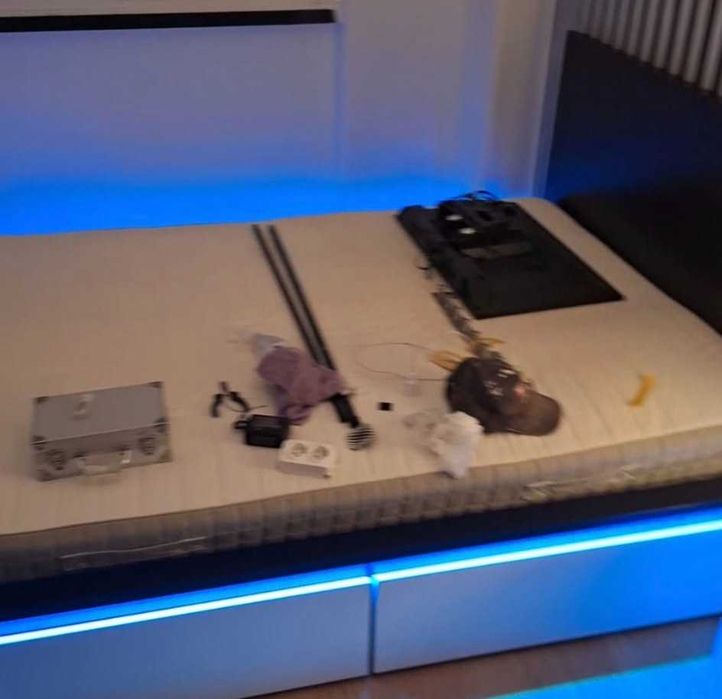 Cama casal IKEA com 4 gavetas para arrumação