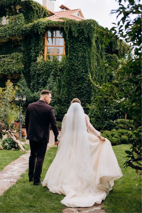 Вишукана весільна сукня айворі