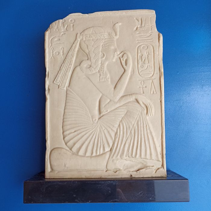 Baixo-relevo egípcio Ramsés II criança Museu do Louvre base em mármore