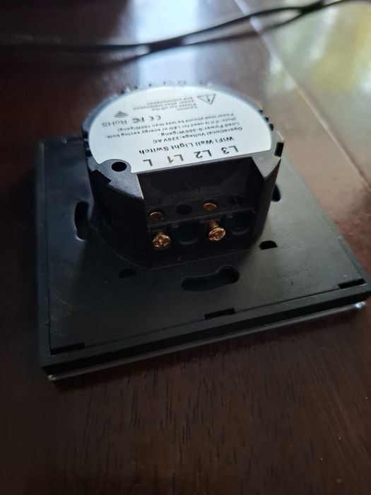 Szklany wącznik dotykowy Tuya Wifi bez linii N Uszkodzony