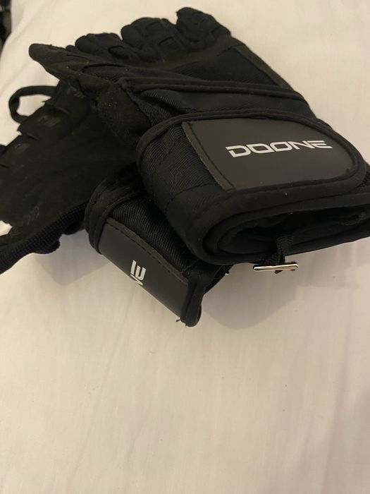 Conjunto Desportivo Novo – Braçadeira FILA + Luvas DOONE