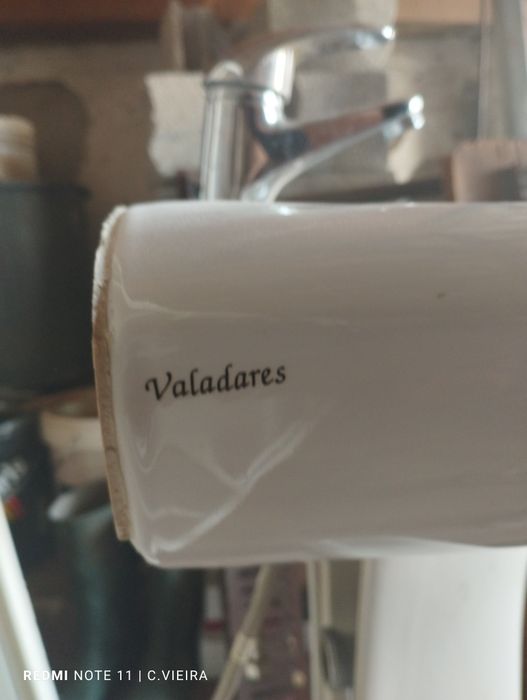 Lavatório branco com torneira