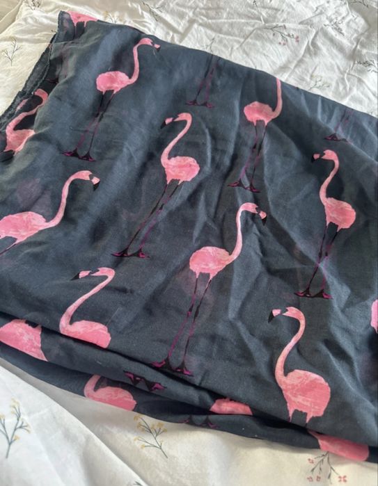 Piekna apaszka we flamingi