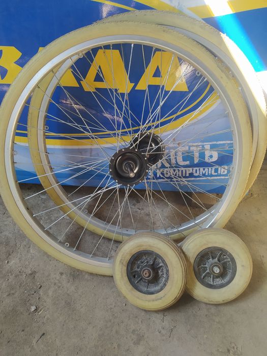 Колеса, для інвалідного візка. Без камерні. Не надувні, на жорсткій гумі.