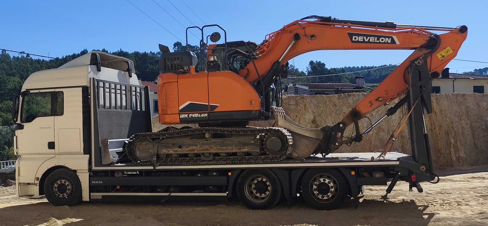 Transporte de máquinas até 17 ton em camião curto de 3 eixos