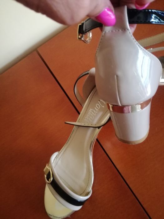 Sandálias da Seaside , beje e preta em verniz